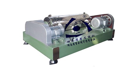 Horizontal two-phase separation spiral sedimentation centrifuge